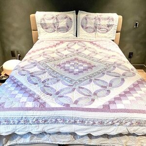Hand Quilted Quilt Set with 2 Shams Queen Size